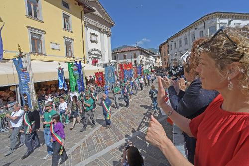 L'assessore regionale Barbara Zilli al raduno degli Alpini svoltosi a Tolmezzo